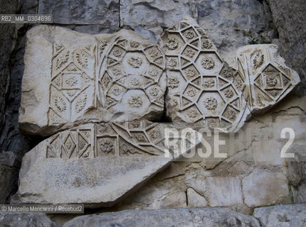 Nîmes, France. Remains of a bas relief in the temple of Diane in the Fountain gardens (Jardins de la Fontaine) / Nîmes, Francia. Resti di un bassorilievo nel Tempio di Diana nei Giardini de la Fontaine - ©Marcello Mencarini/Rosebud2