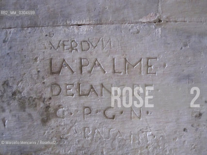 Nîmes, France. VERDUN LA PALME DE LANGRE / C.P.G.N. / PASANT  engraved in the XVIIth century on a wall of the Temple of Diane in the Fountain gardens (Jardins de la Fontaine) / Nîmes, Francia. VERDUN LA PALME DE LANGRE / C.P.G.N. / PASANT inciso nel diciassettesimo secolo su un muro del Tempio di Diana nei Giardini de la Fontaine - ©Marcello Mencarini/Rosebud2