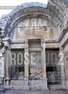 Nîmes, France. The temple of Diane in the Fountain gardens (Jardins de la Fontaine) / Nîmes, Francia. Il Tempio di Diana nei Giardini de la Fontaine - ©Marcello Mencarini/Rosebud2