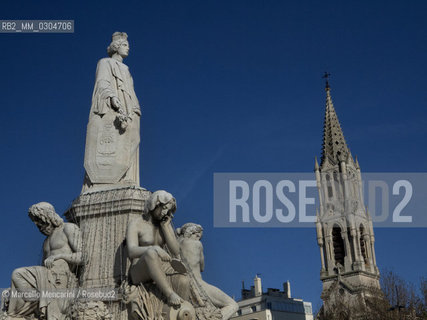 Nîmes, France. The main statue of the Pradier Fountain (Fontaine Pradier, 1851), that represents the city of Nimes in the form of woman. The four statues at its base represent the four main sources of water in the region: the headwaters of Nîmes, the Gardon River, the headwaters of the Eure, the river Rhone / Nîmes, Francia. La statua principale della Fontana Pradier (1851), che rappresenta la città di Nîmes in forma di donna. Le quattro statue aila sua base rappresentano le quattro principali fonti dacqua della regione: le sorgenti di Nîmes,il fiume Gardon, le sorgenti dellEure, il fiume Rodano - ©Marcello Mencarini/Rosebud2