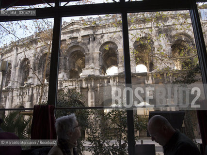Nîmes, France. The Arena view from inside of a brasserie / Nîmes, Francia. LArena vista dallinterno di una brasserie - ©Marcello Mencarini/Rosebud2
