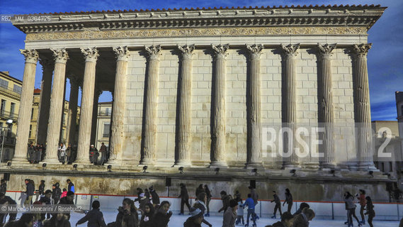 Nîmes, France. Ice rink in front of the Maison Carrée (Square House), a Roman temple dedicated to sons of Agrippa built c. 19 BC. It is one of the best-preserved Roman temples anywhere / Nîmes, Francia. Pista di pattinaggio davanti alla Maison Carrée (Casa Quadrata), tempio romano dedicato ai figli di Agrippa costruito nel 19 a. C.. E uno dei templi romani meglio conservati al mondo - ©Marcello Mencarini/Rosebud2