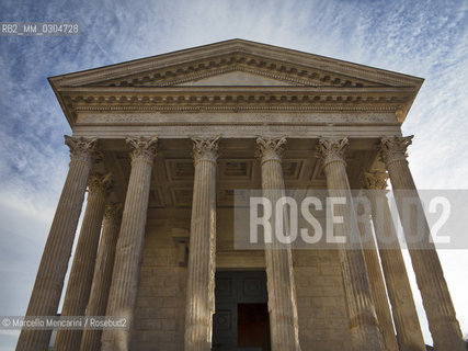Nîmes, France. The Maison Carrée (Square House), a Roman temple dedicated to sons of Agrippa built c. 19 BC. It is one of the best-preserved Roman temples anywhere / Nîmes, Francia. La Maison Carrée (Casa Quadrata), tempio romano dedicato ai figli di Agrippa costruito nel 19 a. C. E uno dei templi romani meglio conservati al mondo - ©Marcello Mencarini/Rosebud2