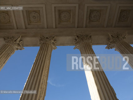 Nîmes, France. The Maison Carrée (Square House), a Roman temple dedicated to sons of Agrippa built c. 19 BC. It is one of the best-preserved Roman temples anywhere / Nîmes, Francia. La Maison Carrée (Casa Quadrata), tempio romano dedicato ai figli di Agrippa costruito nel 19 a. C. E uno dei templi romani meglio conservati al mondo - ©Marcello Mencarini/Rosebud2