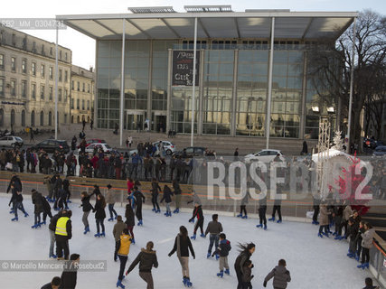 Ice rink in front of the Carré dart, Museum of Contemporary art in Nimes, France / Pista di pattinaggio sul ghiaccio di fronte al Carré dart, Museo di arte contemporanea di Nimes - ©Marcello Mencarini/Rosebud2