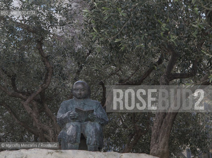 Nîmes, France. Back side of the monument to historian Ernest Denis, born in tis town in 1849 / Nîmes, Francia. Retro del monumento allo storico Ernest Denis, nato in questa città nel 1849 - ©Marcello Mencarini/Rosebud2