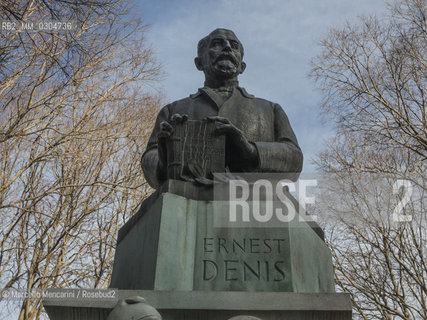 Nîmes, France. Monument to historian Ernest Denis, born in tis town in 1849, represented holding his book Bohemia after the Battle of White Mountain (La Bohême après la Montagne Blanche), allegory of the friendship between France and Czechoslovakia / Nîmes, Francia. Monumento allo storico Ernest Denis, nato in questa città nel 1849, rappresentato con in mano il suo libro La Boemia dopo la battaglia della Montagna Bianca  (La Bohême après la Montagne Blanche), allegoria dellamicizia tra Francia e Cecoslovacchia - ©Marcello Mencarini/Rosebud2