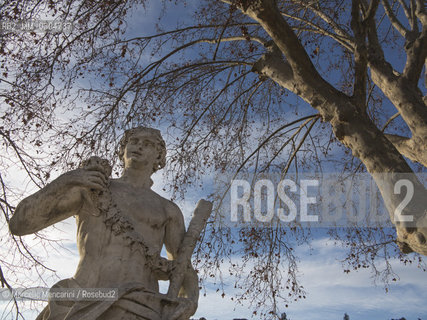 Nîmes, France. Statue in the Fountain gardens (Jardins de la Fontaine) / Nîmes, Francia. Statua nei Giardini de la Fontaine - ©Marcello Mencarini/Rosebud2