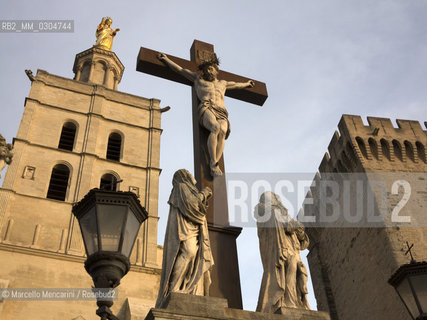 Crucifix in front of the Avignon Cathedral (Cathédrale Notre-Dame des Doms dAvignon), France / Crocifisso davanti alla Cattedrale di Avignone  (Cathédrale Notre-Dame des Doms dAvignon), Francia - ©Marcello Mencarini/Rosebud2