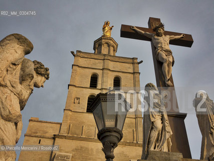 Crucifix in front of the Avignon Cathedral (Cathédrale Notre-Dame des Doms dAvignon), France / Crocifisso davanti alla Cattedrale di Avignone  (Cathédrale Notre-Dame des Doms dAvignon), Francia - ©Marcello Mencarini/Rosebud2