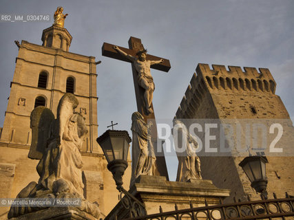 Crucifix in front of the Avignon Cathedral (Cathédrale Notre-Dame des Doms dAvignon), France / Crocifisso davanti alla Cattedrale di Avignone  (Cathédrale Notre-Dame des Doms dAvignon), Francia - ©Marcello Mencarini/Rosebud2