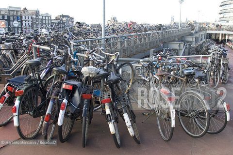 Amsterdam, bicycle parking near the train station / Amsterdam, parcheggio di biciclette vicino alla stazione ferroviaria - ©Marcello Mencarini/Rosebud2