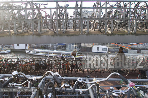 Amsterdam, bicycle parking near the train station / Amsterdam, parcheggio di biciclette vicino alla stazione ferroviaria - ©Marcello Mencarini/Rosebud2