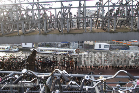 Amsterdam, bicycle parking near the train station / Amsterdam, parcheggio di biciclette vicino alla stazione ferroviaria - ©Marcello Mencarini/Rosebud2