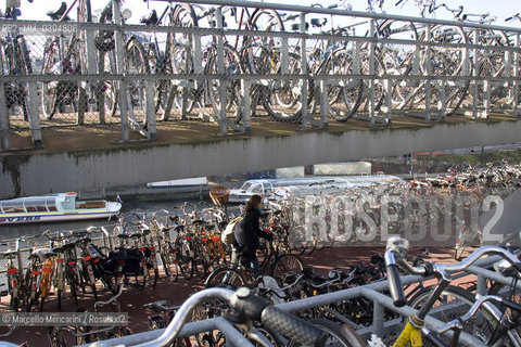 Amsterdam, bicycle parking near the train station / Amsterdam, parcheggio di biciclette vicino alla stazione ferroviaria - ©Marcello Mencarini/Rosebud2