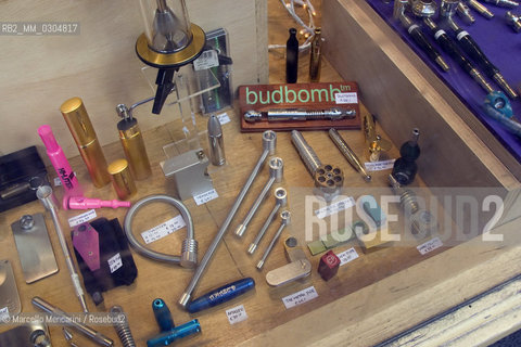 Amsterdam. Drug accessories for sale in the Red Light District / Amsterdam. Vendita di accessori per il consumo di droghe - ©Marcello Mencarini/Rosebud2