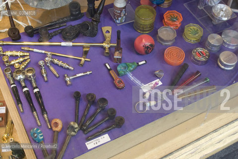Amsterdam. Drug accessories for sale in the Red Light District / Amsterdam. Vendita di accessori per il consumo di droghe - ©Marcello Mencarini/Rosebud2