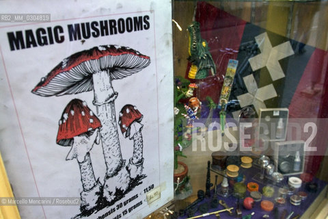 Amsterdam. Drug accessories for sale in the Red Light District / Amsterdam. Vendita di accessori per il consumo di droghe - ©Marcello Mencarini/Rosebud2