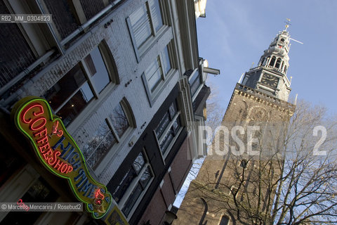 Amsterdam. Red Light district. Coffee shop, the Oude Kerk (Old Church) bell tower in the background / Amsterdam. Quartiere a luci rosse. Un coffee shop e sullo sfondo il campanile della Oude Kerk - ©Marcello Mencarini/Rosebud2