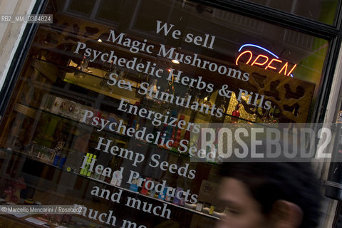 Amsterdam. Drug shop in the Red Light District / Amsterdam. Vendita legale di droghe nel quartiere a luci rosse - ©Marcello Mencarini/Rosebud2