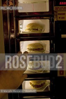 Amsterdam. Burger Vending Machine / Amsterdam. Distributore automatico di hamburger - ©Marcello Mencarini/Rosebud2