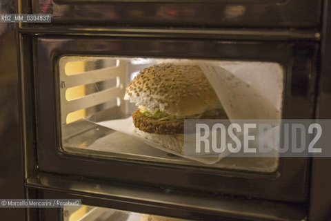 Amsterdam. Burger Vending Machine / Amsterdam. Distributore automatico di hamburger - ©Marcello Mencarini/Rosebud2