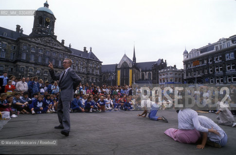 AMSTERDAM, Dam Square, Show in front of the Royal Palace / AMSTERDAM, piazza Dam, spettacolo davanti al Palazzo reale - ©Marcello Mencarini/Rosebud2