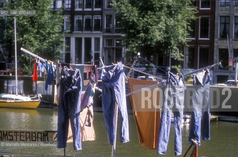 AMSTERDAM, Clothes hanging in a floating home / AMSTERDAM, panni stesi in una casa galleggiante - ©Marcello Mencarini/Rosebud2