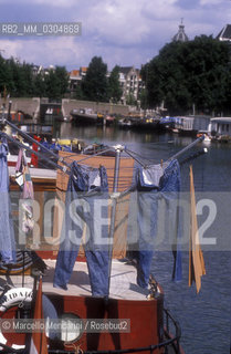 AMSTERDAM, Clothes hanging in a floating home / AMSTERDAM, panni stesi in una casa galleggiante - ©Marcello Mencarini/Rosebud2