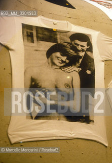 AMSTERDAM, satirical t-shirts about Charles and Diana of Wales / AMSTERDAM, magliette satiriche su Carlo e Diana dInghilterra - ©Marcello Mencarini/Rosebud2