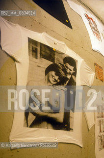 AMSTERDAM, satirical t-shirts about Charles and Diana of Wales / AMSTERDAM, magliette satiriche su Carlo e Diana dInghilterra - ©Marcello Mencarini/Rosebud2