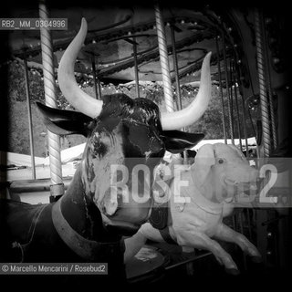 Arles, Frane, 2013. Carousel with bull and pig / Arles, Francia, 2012. Giostra con toro e maiale - ©Marcello Mencarini/Rosebud2
