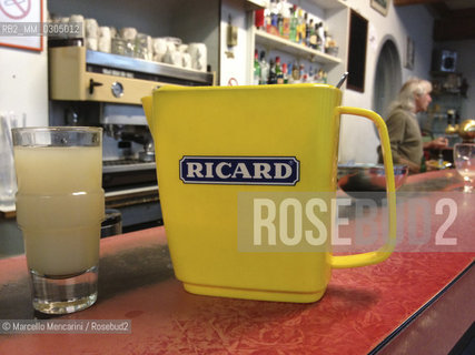 France, Provence, November 2012. A Ricard pastis (French liqueur with an anise flavor) on the counter of a bar in Arles / Francia, Provenza, Novembre 2012. Un pastis (il tipico liquore francese allanice) Ricard sul bancone di un bar ad Arles - ©Marcello Mencarini/Rosebud2