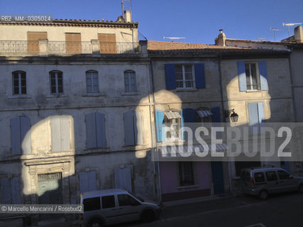 France, Provence, December 2012. Shadows of the Arènes on the house facades in Rond Point des Arènes in Arles / Francia, Provenza, dicembre 2012. Ombra delle Arènes sulle facciate delle case in Rond Point des Arènes ad Arles - ©Marcello Mencarini/Rosebud2