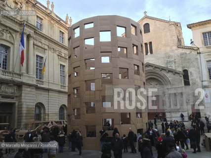 France, Provence, Drôles de Noëls 2012 in Arles. Cardboard construction designed by Olivier Grossetête and made by children in Place de la République / Francia, Provenza, Drôles de Noëls 2012 a Arles. Costruzione in cartone progettata da Olivier Grossetête e realizzata dai bambini in Place de la République
 ©Marcello Mencarini/Rosebud2