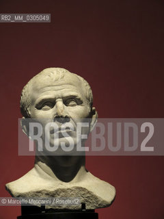 Arles, 2013. Bust of Julius Caesar (first century b. C.) found in the Rhone river and displayed  in the Musée départemental Arles antique (Museum of Ancient Arles) / Arles, 2013. Busto di Giulio Cesare (I° sec. a. C.) trovata nel Rodano ed esposta al Musée départemental Arles antique (Museo dipartimentale di Arles antica) - ©Marcello Mencarini/Rosebud2