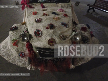 Arles, France, Juin 1, 2013. Nuit de la mode (Night of Fashion): old decorated car / Arles, Francia, primo giugno 2013. Notte della moda: vecchia auto decorata - ©Marcello Mencarini/Rosebud2