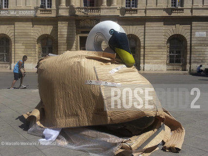 Installation in Place de la République of a statue of swan, symbol of Les Rencontres 2013 photography festival in Arles, Provence / Installazione in Place de la République di un a statua a forma di cigno, simbolo del festival di fotografia Les Rencontres 2013 ad Arles, Provenza - ©Marcello Mencarini/Rosebud2