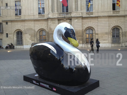 Installation in Place de la République of a statue of swan, symbol of Les Rencontres 2013 photography festival in Arles, Provence / Installazione in Place de la République di un a statua a forma di cigno, simbolo del festival di fotografia Les Rencontres 2013 ad Arles, Provenza - ©Marcello Mencarini/Rosebud2