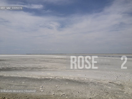 Camargue Nature Park, protected site La Bélugue, August 2013. Expanse of salt near Beauduc beach / Parco naturale della Camargue, area protetta La Bélugue, Agosto 2013. Distesa di sale vicino alla spiaggia di Beauduc - ©Marcello Mencarini/Rosebud2