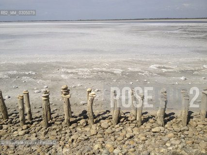 Camargue Nature Park, protected site La Bélugue, August 2013. Expanse of salt near Beauduc beach / Parco naturale della Camargue, area protetta La Bélugue, Agosto 2013. Distesa di sale vicino alla spiaggia di Beauduc - ©Marcello Mencarini/Rosebud2