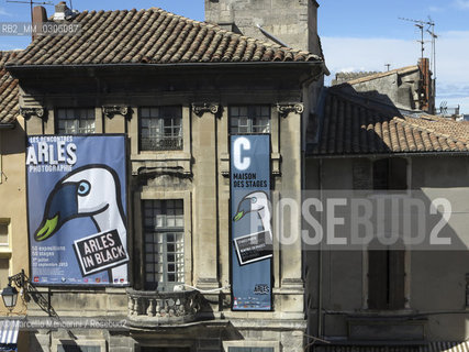 Arles, France, 2013. La Maison des Stages of the Festival of photography Les Rencontres dArles, in front of the Arena / Arles, Francia, 2013. La Maison des Stages del Festival di fotografia Les Rencontres dArles, di fronte allArena - ©Marcello Mencarini/Rosebud2