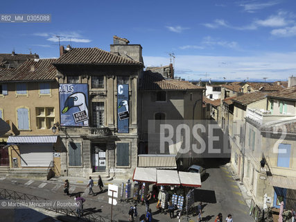 Arles, France, 2013. La Maison des Stages of the Festival of photography Les Rencontres dArles, in front of the Arena / Arles, Francia, 2013. La Maison des Stages del Festival di fotografia Les Rencontres dArles, di fronte allArena - ©Marcello Mencarini/Rosebud2