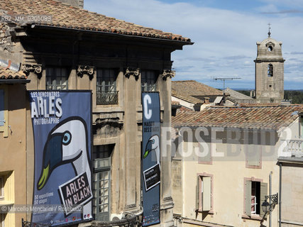 Arles, France, 2013. La Maison des Stages of the Festival of photography Les Rencontres dArles, in front of the Arena / Arles, Francia, 2013. La Maison des Stages del Festival di fotografia Les Rencontres dArles, di fronte allArena - ©Marcello Mencarini/Rosebud2