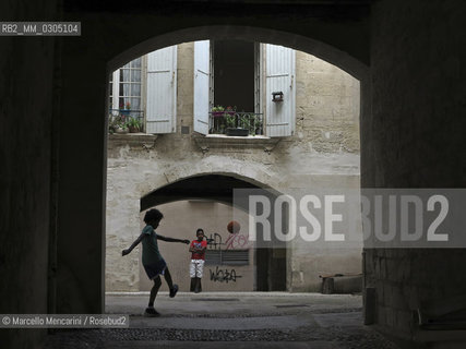 Arles, France, 2013. Children playing football in a street / Arles, Francia, 2013. Bambini che giocano a calcio in una strada - ©Marcello Mencarini/Rosebud2