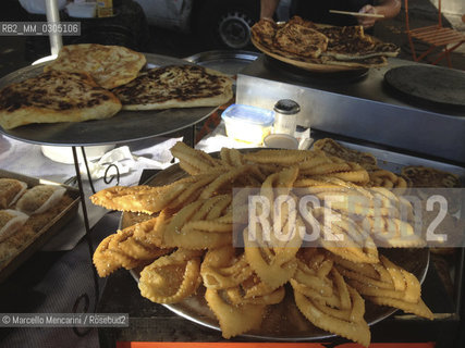 France, Provence, 2013. Arabic food at the market in Arles / Francia, Provenza, 2013. Cibo arabo al mercato di Arles - ©Marcello Mencarini/Rosebud2