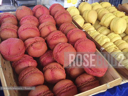 France, Provence, 2013. Macarons at the market in Arles / Francia, Provenza, 2013. Macarons al mercato di Arles - ©Marcello Mencarini/Rosebud2