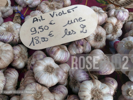 France, Provence, 2013. Garlic at the market in Arles / Francia, Provenza, 2013. Aglio al mercato di Arles - ©Marcello Mencarini/Rosebud2