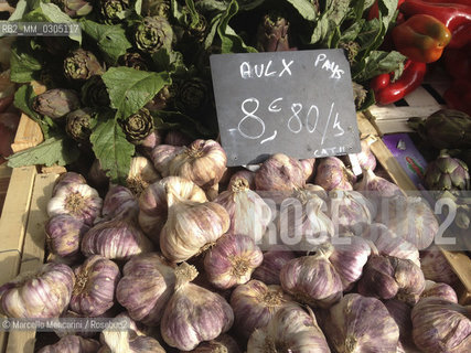 France, Provence, 2013. Garlic at the market in Arles / Francia, Provenza, 2013. Aglio al mercato di Arles - ©Marcello Mencarini/Rosebud2