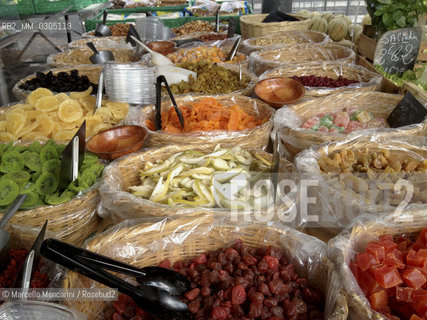 France, Provence, 2013. Candied fruit at the market in Arles / Francia, Provenza, 2013. Frutta candita al mercato di Arles - ©Marcello Mencarini/Rosebud2